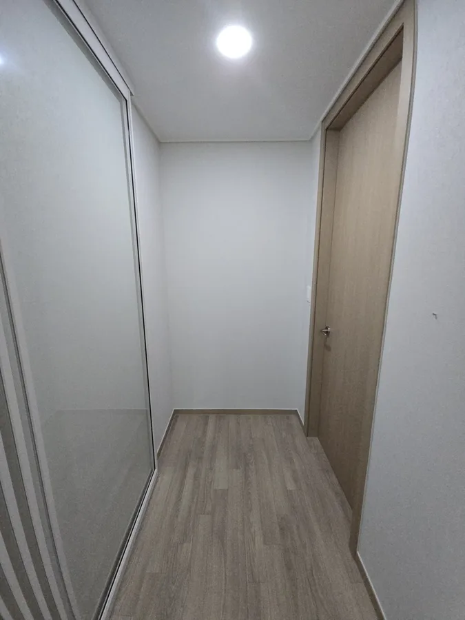 수원 신발장 가운데 오픈선반 리폼 완성 후 화이트 도어 마감 모습